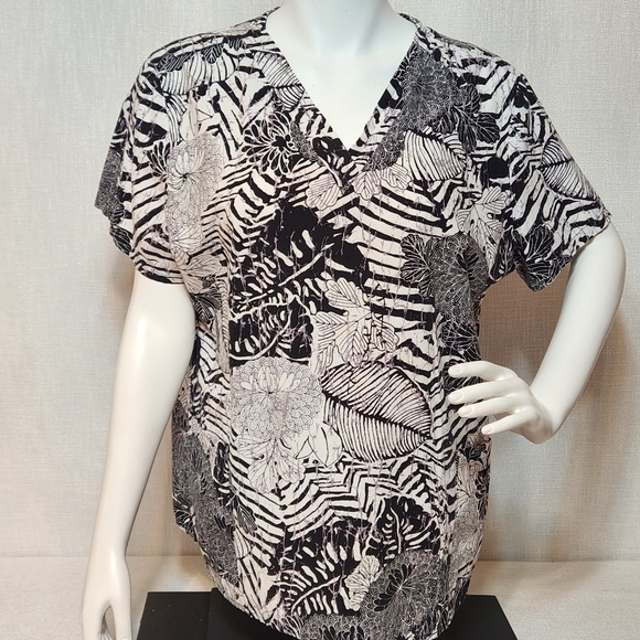Scrubs Other - Scrub Top Black And White Flower XL See Measurements